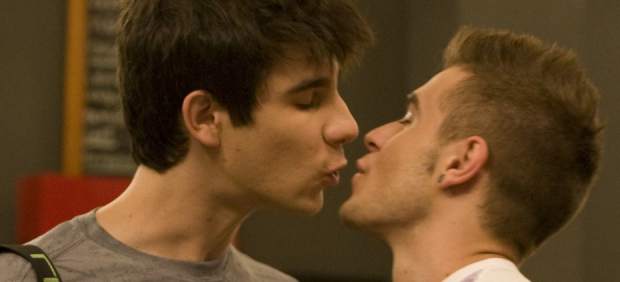 Los personajes David y Fer de 'Física o química' se besan en un fotograma de la serie.