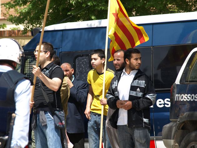 Un grupo de moros porta banderas catalanas con la estrella independentista.