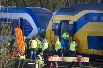 Equipos de rescate asisten a los heridos en el choque de dos trenes entre las estaciones de Amsterdam-Sloterdijk y Amsterdam-Centraal