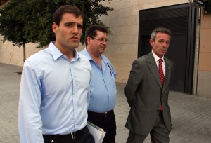 Daniel Ordóñez, en primer término, camino junto al líder de PxC, Josep Anglada (d). Daniel Ordóñez, en primer término, camino junto al líder de PxC, Josep Anglada (d).