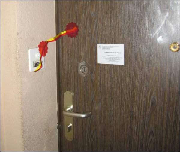 Puerta precintada del domicilio de la víctima española.
