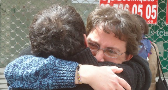 Rachid Alí es abrazado por su compañera tras ser puesto en libertad.