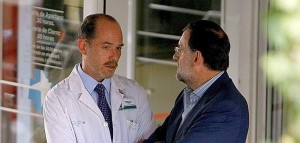 Mariano Rajoy habla con el director gerente del Hospital Universitario Puerta de Hierro.