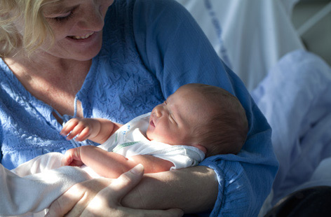 Un niño recién nacido en el Rigshospitalet de Dinamarca.
