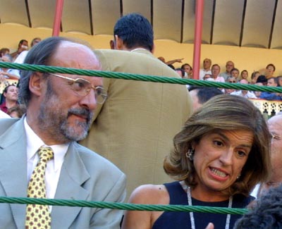 Francisco Javier León de la Riva junto a la alcaldesa de Madrid, Ana Botella, en una corrida de toros.