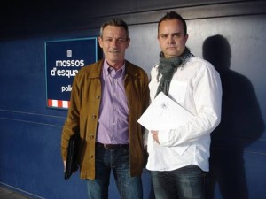 Anglada y Hernando, en la Comisaría de los Mossos en Vic, donde formalizaron la denuncia. Anglada y Hernando, en la Comisaría de los Mossos en Vic, donde formalizaron la denuncia.