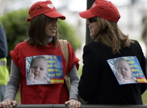 Participantes en una manifestación contra el aborto