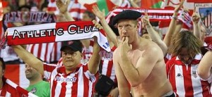 Un aficionado del Athletic silba poco antes de comenzar la final de la Copa del Rey en el Calderón.
