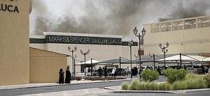 Columnas de humo brotan del centro comercial. 