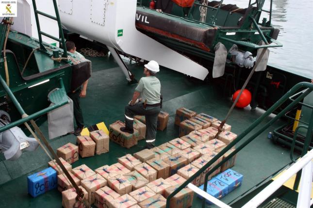 La Guardia Civil ha intervenido dos toneladas y media de droga en el Mar de Alborán y ha detenido a tres personas, varones e indocumentados, que han sido puestas a disposición judicial en Melilla.