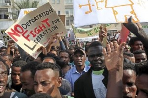 Inmigrantes africanos, la mayoría de Sudán y Eritrea, se manifiestan en Tel Aviv contra su repatriación.