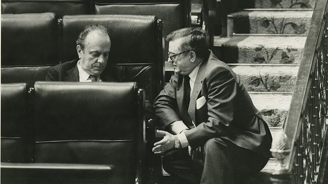 José María Ruiz Gallardón y Manuel Fraga, en el Congreso de los diputados.