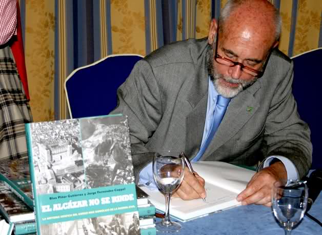 El general Blas Piñar, firmando ejemplares de su libro.