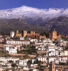 Imagen de Granada, con Sierra Nevada al fondo.