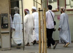 Musulmanes caminando por una calle en Granada.