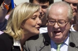 La ultraderechista Marine Le Pen habla con su padre, Jean-Marie Le Pen, durante la concentracion anual de su partido, el Frente Nacional, con motivo de la celebración del Primero de Mayo