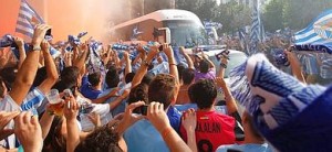 Miles de aficionados recibían al autobús del Málaga en La Rosaleda 