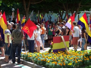 Un grupo de comunistas pide la supresión de los símbolos vinculados a la España de Franco.