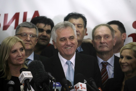 Tomislav Nikolic (centro) se dirige a los medios tras proclamarse ganador de las elecciones serbias.