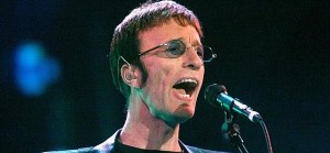 Robin Gibb, durante una actuación de los Bee Gees en 2001. 