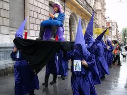Feministas españolas parodian una procesión de Semana Santa.