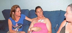 La mujer herida, en el centro, en casa de su hermana en la tarde de ayer.