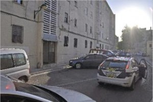 La policía ante la finca de Algemesí donde se produjo la agresión. La policía ante la finca de Algemesí donde se produjo la agresión.