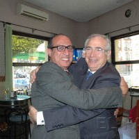 Abdelmalik El Barkani, de tez más oscura, abraza al presidente de Melilla, Juan José Imbroda.