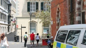 La pareja de policías, escoltando a Jaime Bejarano a comisaría el pasado domingo La pareja de policías, escoltando a Jaime Bejarano a comisaría el pasado domingo