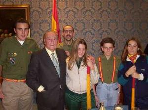 Blas Piñar, rodeado de jóvenes militantes de su partido.
