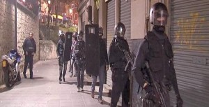 Agentes de la Ertzaintza salen de la vivienda del sospechoso.