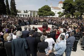 El funeral de esta nueva víctima de la crisis congregó a cientos de personas en Atenas.