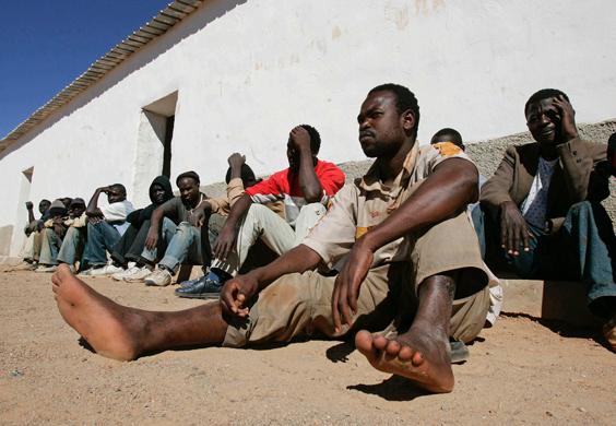 Inmigrantes subsaharianos a más de 45 grados en el patio de una cárcel marroquí.