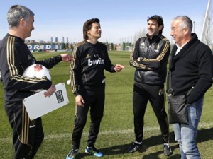 Manolo Preciado, durante su visita a la Ciudad Deportiva del Real Madrid, departe con Mourinho y su equipo técnico.