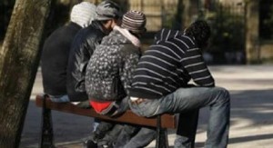 Jóvenes, sentados en un banco, en una foto de archivo Jóvenes, sentados en un banco, en una foto de archivo