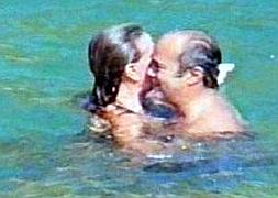 El obispo y la mujer, abrazados en una playa mexicana./