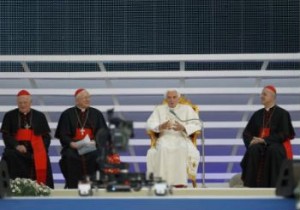 El Papa Benedicto XVI conduce a una reunión con las familias en la celebración de la Fiesta de los Testimonios en el séptimo Encuentro Mundial de las Familias en el Parque de Bresso en Milán.