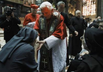 El Papa Benedicto XVI saluda a las monjas después de una meditación con los sacerdotes y religiosos en el centro de la catedral del Duomo de Milán.