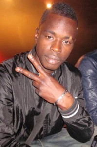 El delincuente rapero, en la imagen, se halla gravemente herido.