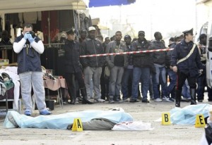 Inmigrantes senegaleses contemplan los cadáveres de dos de los compatriotas fallecidos.