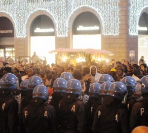 Inmigrantes senegaleses protestan tras conocer la muerte de sus compatriotas tiroteados en dos mercados callejeros de Florencia.