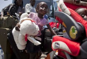 Una niña sudanesa, momentos antes de embarcar en un avión israelí rumbo a su país.