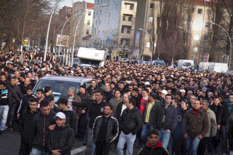 Musulmanes manifestándose por las calles de Bruselas.