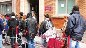 Inmigrantes sin oficio ni beneficio hacen cola en un dispensario de Caritas.