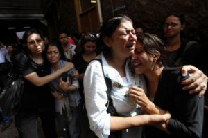 Cristianos coptos lloran el asesinato de un familiar en Egipto.