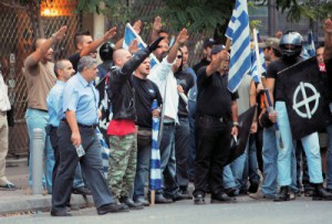 Simpatizantes de Amanecer Dorado, con su líder al frente, se concentran en el barrio de Gazi, centro de reunión de los gays atenienses.