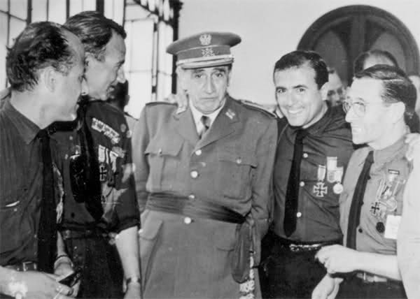 En el centro, el Capitán General Muñoz-Grandes.