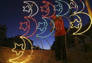 La media luna estará presente un año más en la iluminación por las fiestas del Ramadán.