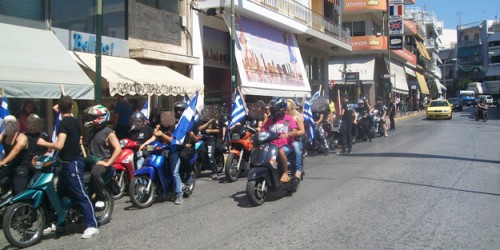 Moteros de AD recorren los barrios conflictivos de Atenas.