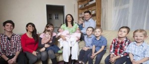 Tania Sullivan con su marido y sus 11 hijos